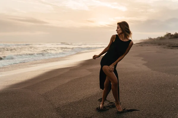 Mujer en la playa está disfrutando de la naturaleza serena del océano durante las vacaciones de viaje al aire libre — Foto de Stock
