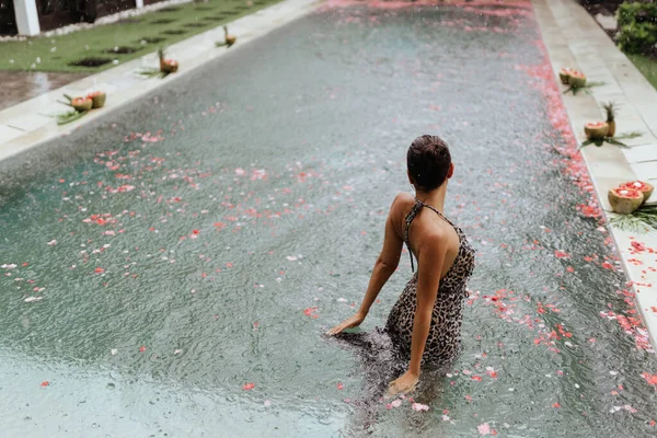 Boldog gyönyörű nő medencében Balin — Stock Fotó