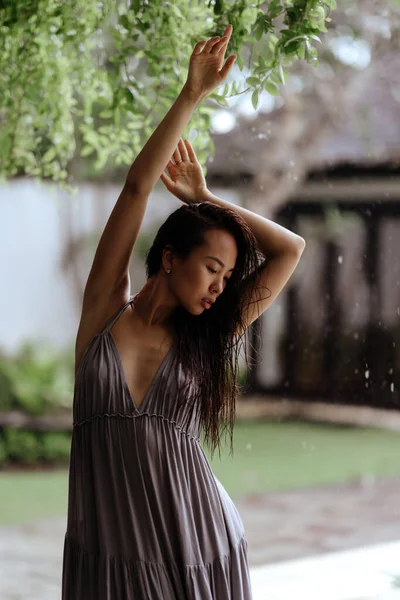 Lány pihenés a medencében luxus villa Balin. — Stock Fotó
