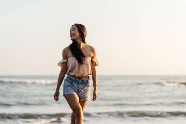 Gülümse özgürlük ve mutluluk Kumsaldaki Çinli kadın.