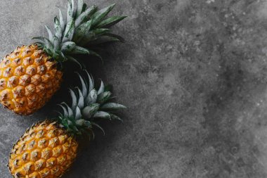 Taş bir masada ananas. Tropik Meyveler.