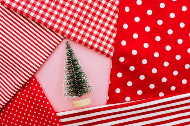 Noel kompozisyonu. Noel kırmızı süslemeleri, kırmızı arkaplanda köknar ağacı dalları.