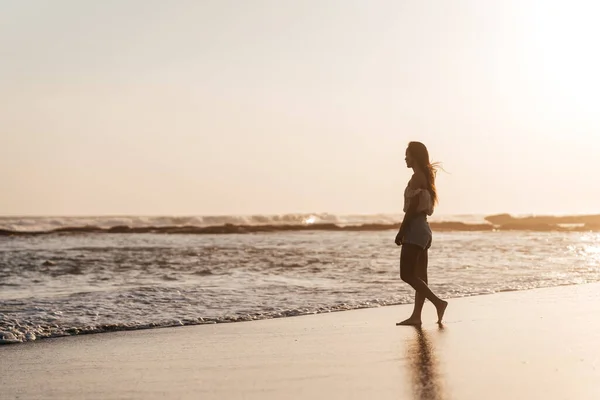 Sonrisa Libertad y felicidad mujer china en la playa. —  Fotos de Stock