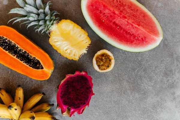 Frische gesunde tropische Früchte, Melone, Ananas, Mango, Bananen, Drachenfrüchte. — Stockfoto