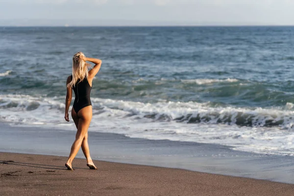 Mulher muito magra na praia do mar tropical — Fotografia de Stock