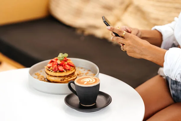 Mujer tomando una foto de desayuno con smartphone — Foto de Stock