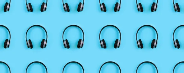 Ασύρματα ακουστικά σε πολύχρωμο φόντο. — Φωτογραφία Αρχείου