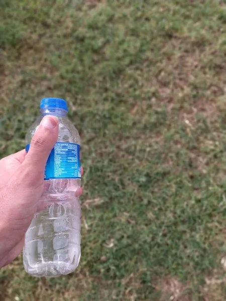 El ele tutuşan su şişesi