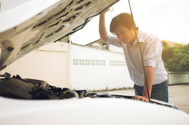 Asya adam arabanın içinde yan yol aşağı sıcak günde kırık hood açın. ulaşım kavramı.