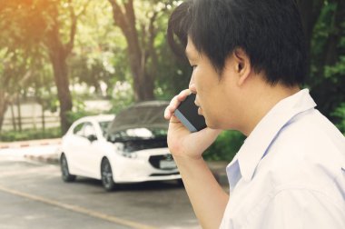 Asyalılar akıllı telefonlar yardım sıcak bir gün sonra aşağı kırık bir araba almak için kullanın. ulaşım kavramı.