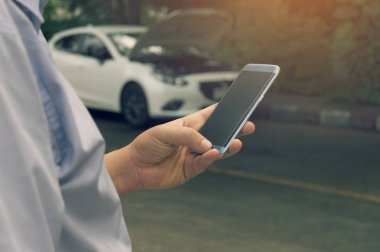 Asyalılar akıllı telefonlar yardım sıcak gün sonra aşağı kırık bir araba almak için kullanın. ulaşım kavramı.