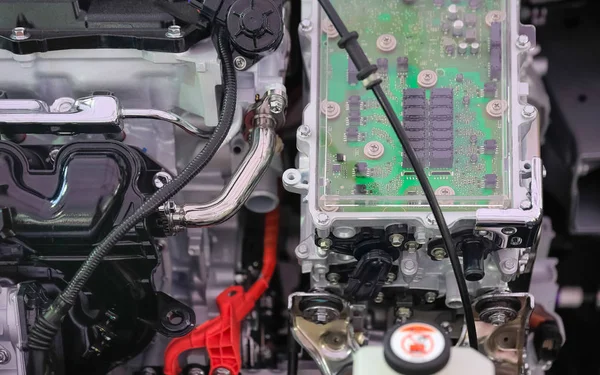 エンジン ハイブリッド車のパワー エレクトロニクス制御 — ストック写真