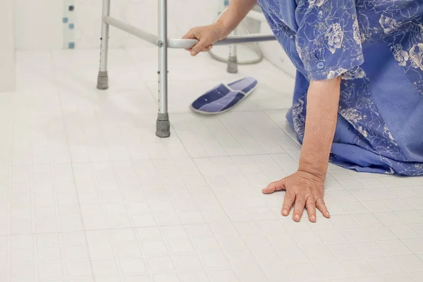 Femme Âgée Tombant Dans Salle Bain Parce Que Les Surfaces — Photo