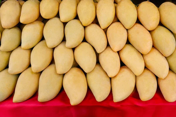 泰国市场上货架上的成熟芒果 — 图库照片