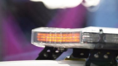 Kurtarma araba acil siren ışıklar yanıp sönüyor