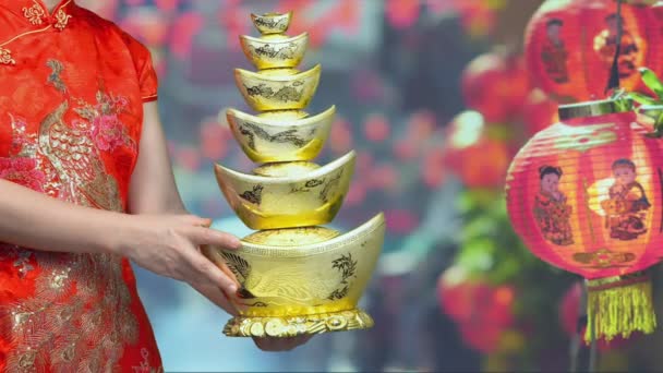 Woman Holding Chinese New Year Gold Ingots Qian Chinatown — Stock Video