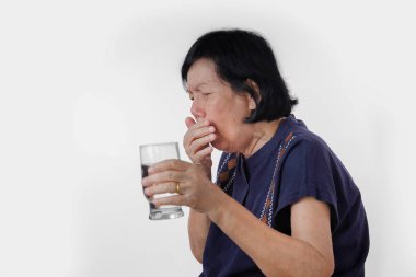Yaşlı kadın Choking su içmek, beyaz arka plan üzerinde izole