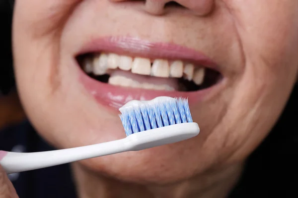 Asiática Anciana Tratando Usar Cepillo Dientes Temblor Manos Salud Dental — Foto de Stock