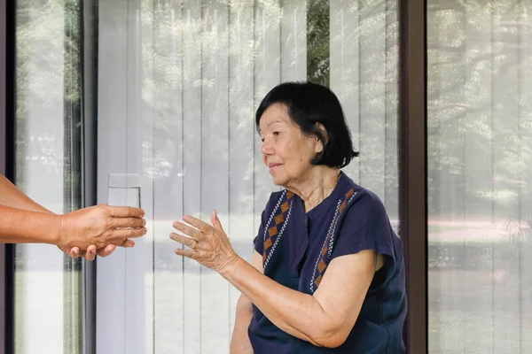 Seniorin Bekommt Von Pflegerin Ein Glas Wasser Und Ihre Tabletten — Stockfoto