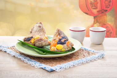 pirinç köfte veya zongzi farklı dolguları ile doldurulmuş ve bambu sarılmış yapışkan pirinç yapılan geleneksel bir Çin yemeği mi yoksa reed bırakır. Buharlama veya kaynama pişer.
