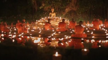 Chiang Mai Tayland - Şubat 22: Magha puja günüdür önemli olaylar Budist gün. Budist rahipler için Buddha mumu. 22 Şubat 2016 Phan Tao Tapınağı, Chiangmai, Tayland.