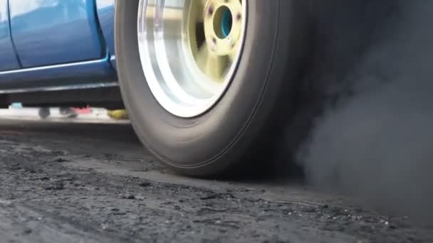 Drag Rennwagen Brennt Vorbereitung Auf Das Rennen Gummi Von Den — Stockvideo