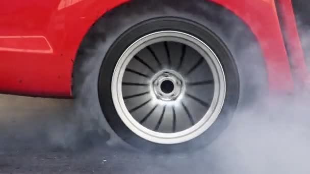 ドラッグレースカーは レースの準備のためにタイヤからゴムを燃焼 — ストック動画