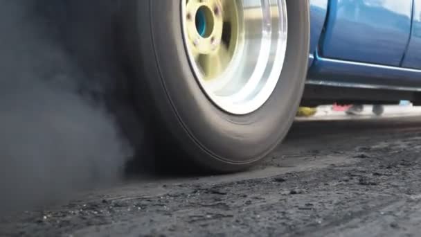 Drag Závodní Auto Spaluje Gumu Jeho Pneumatik Přípravě Závod — Stock video