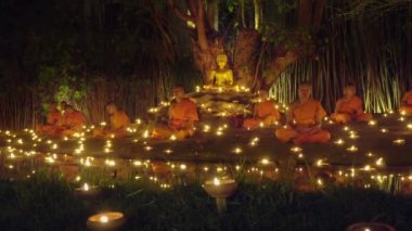 Chiang Mai Tayland - Şubat 22: Magha puja günüdür önemli olaylar Budist gün. Budist rahipler için Buddha mumu. 22 Şubat 2016 Phan Tao Tapınağı, Chiangmai, Tayland.