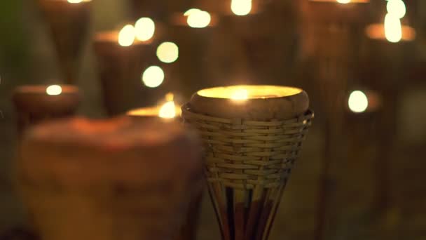 Candele Asiatiche Nella Cerimonia Religiosa Sul Candeliere Bambù Thailandia — Video Stock