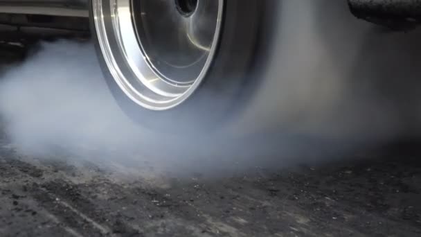 Дреґ Гоночний Автомобіль Спалює Гуму Своїх Шин Підготовці Гонки — стокове відео