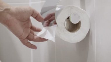Tuvalet kağıdı kullanan kadın.