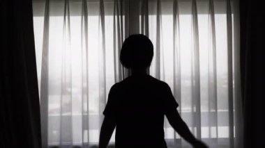 Arkadan aydınlatmalı kadın şehirde perdeleri kapatın.