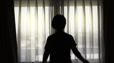 Arkadan aydınlatmalı kadın şehirde perdeleri kapatın.