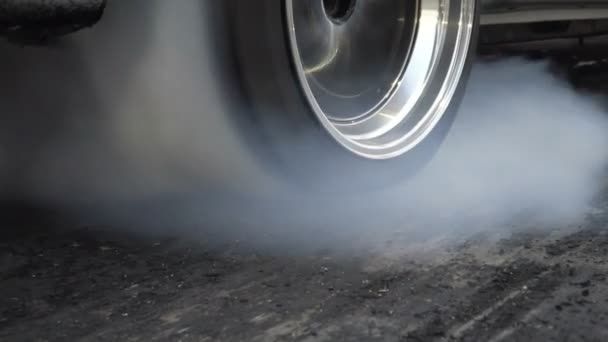 Przeciągnij Samochód Wyścigowy Spala Gumę Opon Przygotowaniu Wyścigu — Wideo stockowe