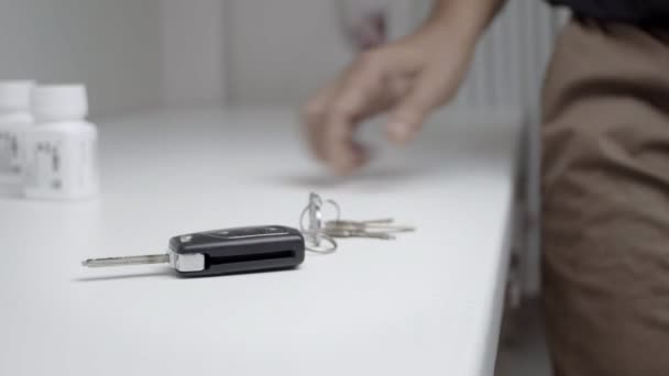 关闭一个人拾起车钥匙在桌上 — 图库视频影像