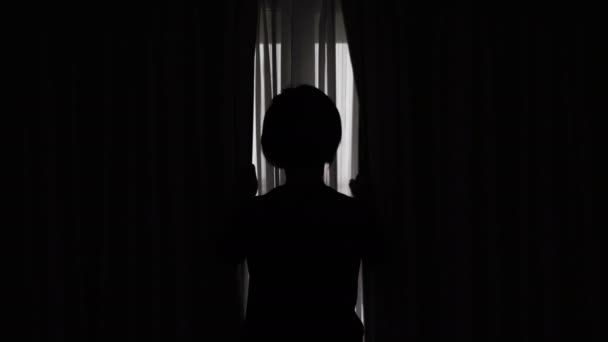 背光妇女打开窗帘在城市 — 图库视频影像