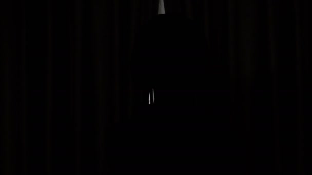 背光妇女打开窗帘在城市 — 图库视频影像