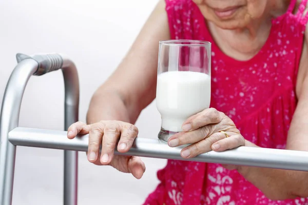 Oma Houdt Van Een Glas Melk Geïsoleerd Witte Achtergrond — Stockfoto