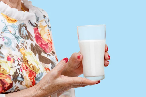 Mujer Mayor Sosteniendo Vaso Leche Sobre Fondo Azul —  Fotos de Stock