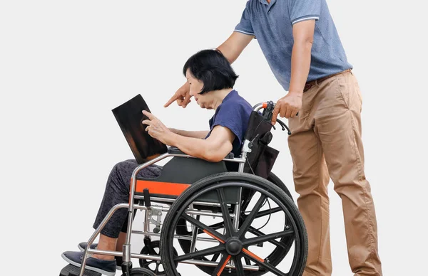 Ältere Frau Liest Mit Ihrem Sohn Ein Buch Rollstuhl — Stockfoto
