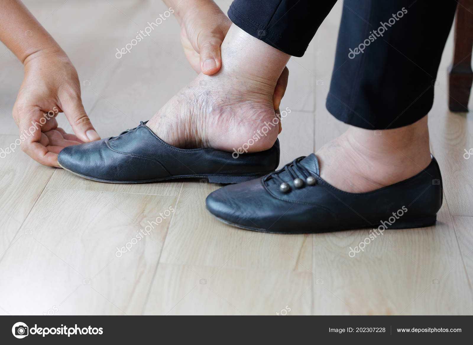 shoes for elderly swollen feet