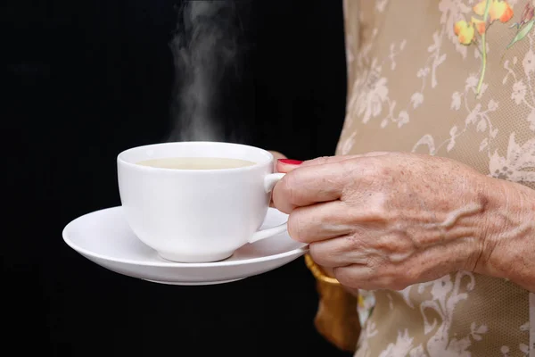 Старшая Женщина Держит Чашку Кофе — стоковое фото