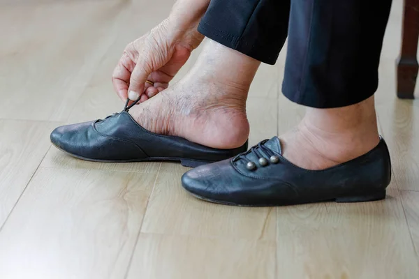 Ältere Frau Zieht Schuhe — Stockfoto