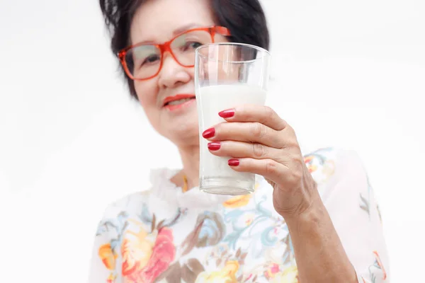 Senior Kvinna Som Håller Ett Glas Mjölk Isolerad Vit Bakgrund — Stockfoto