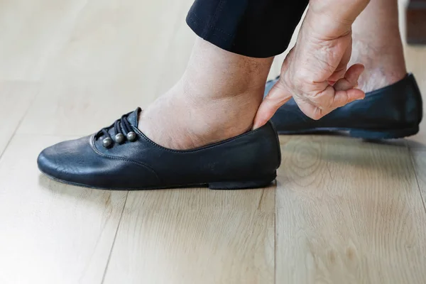 Femme Âgée Portant Des Chaussures — Photo