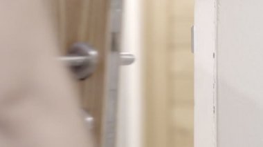 Asyalı kadın eli açık kapı kolu daire