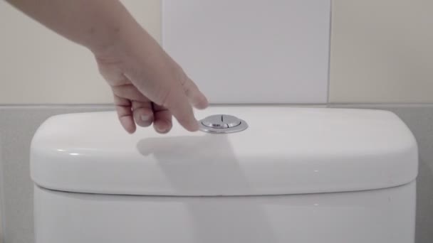 Vrouw Die Knop Duwen Spoelen Toilet — Stockvideo