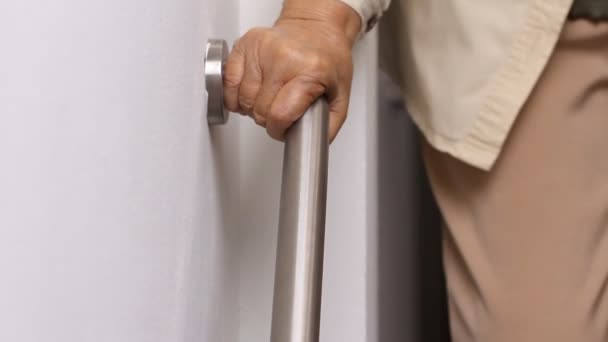 Ηλικιωμένη Γυναίκα Κρατώντας Την Κουπαστή Για Ασφάλεια Πόδια Βήματα — Αρχείο Βίντεο