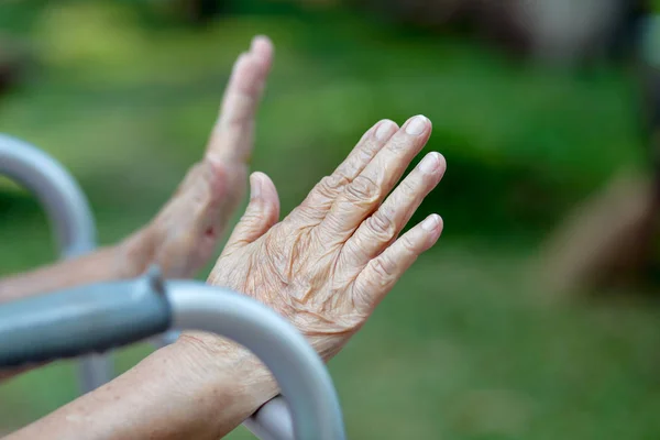 Oudere Vrouw Met Behulp Van Een Walker Achtertuin — Stockfoto